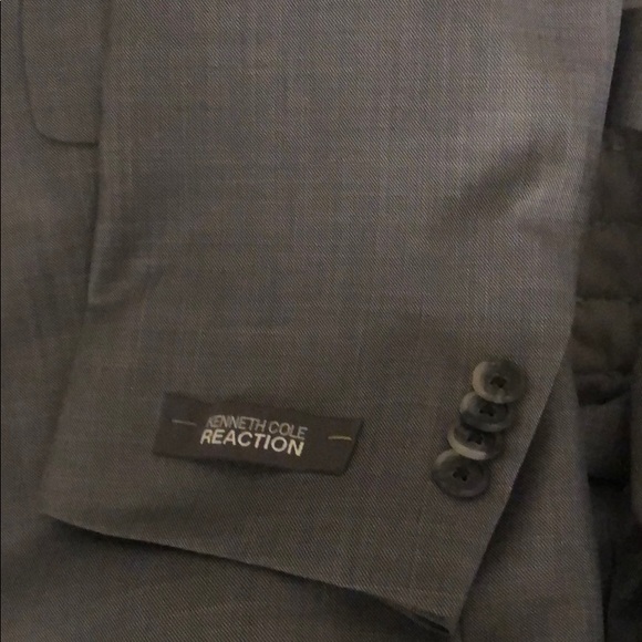 Brand new Kenneth Cole reaction suit - Picture 2 of 3